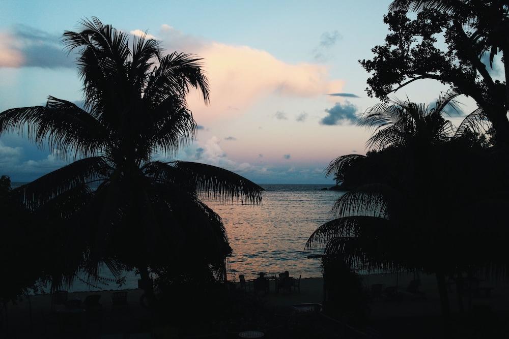 Crown Beach Hotel Seychelles Pointe Au Sel Exterior photo